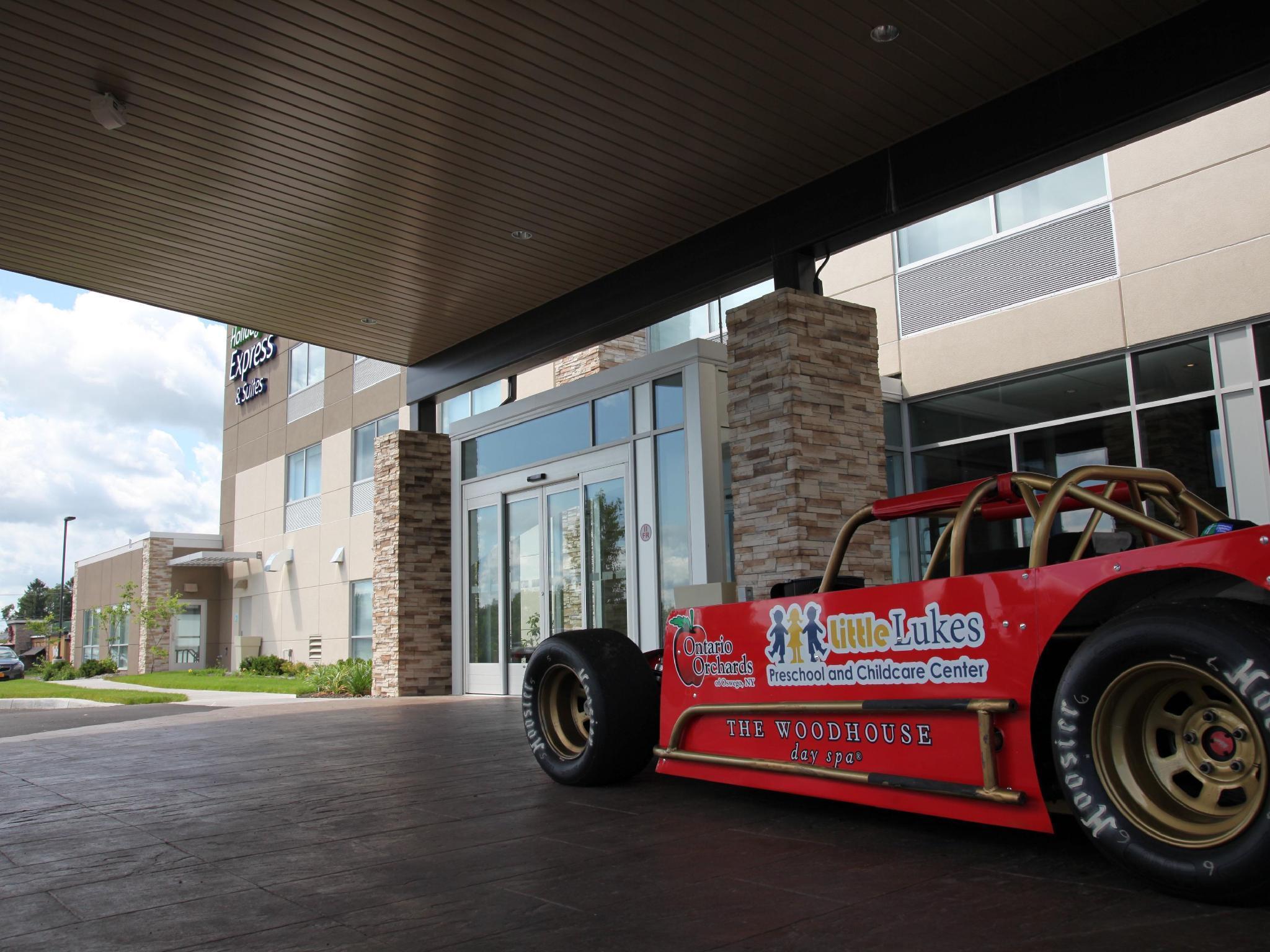 Holiday Inn Express & Suites Oswego By Ihg Exterior foto