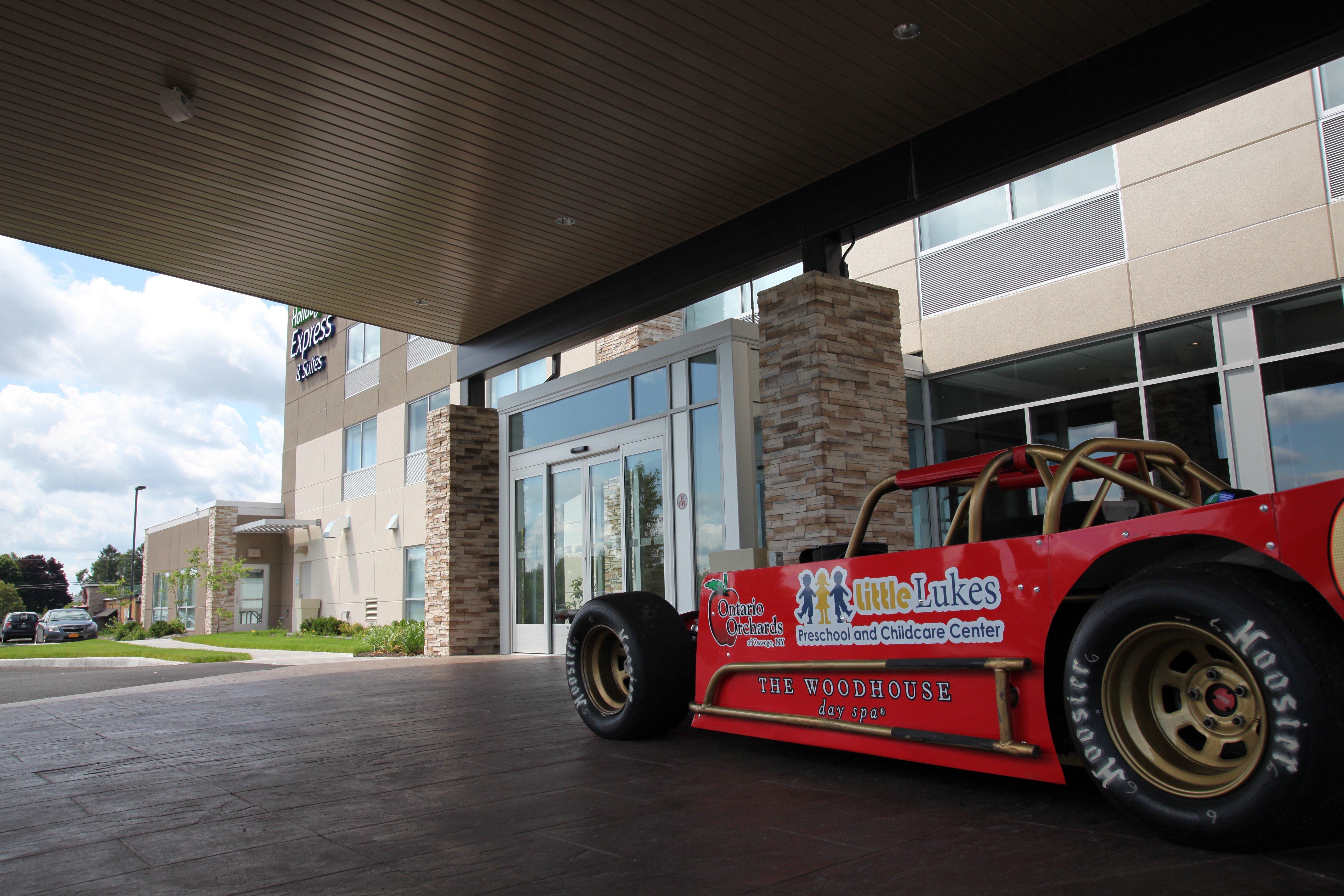 Holiday Inn Express & Suites Oswego By Ihg Exterior foto